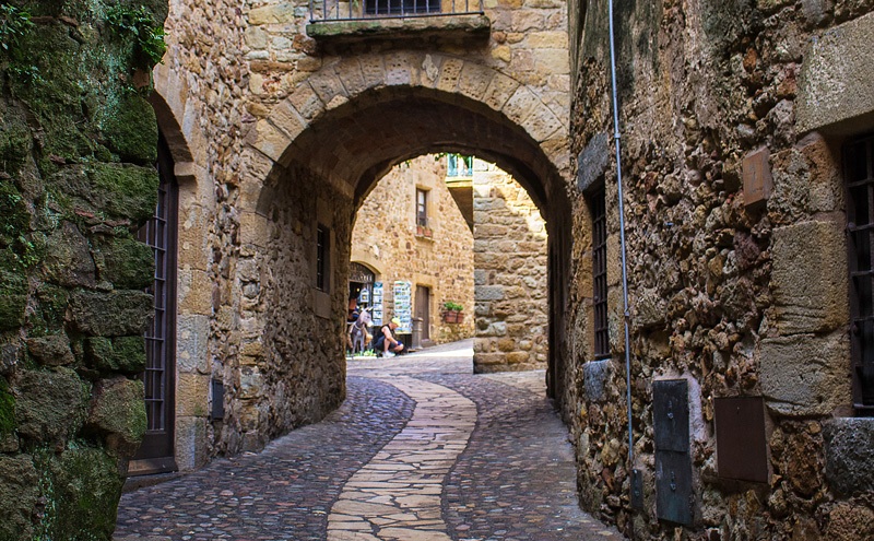 Explore the old city of Girona on a Girona Ride Camp bike tour